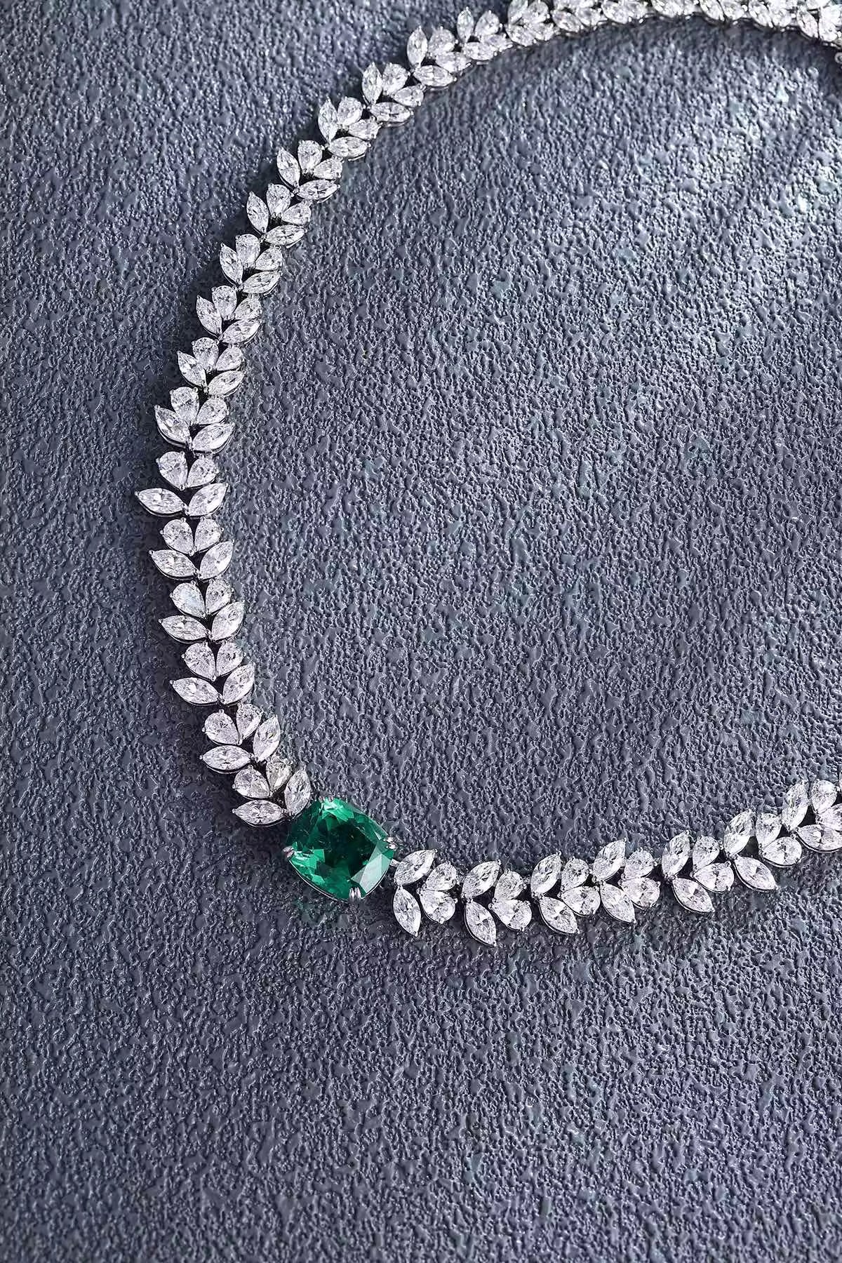 عقد - Mozo Emerald Leaf