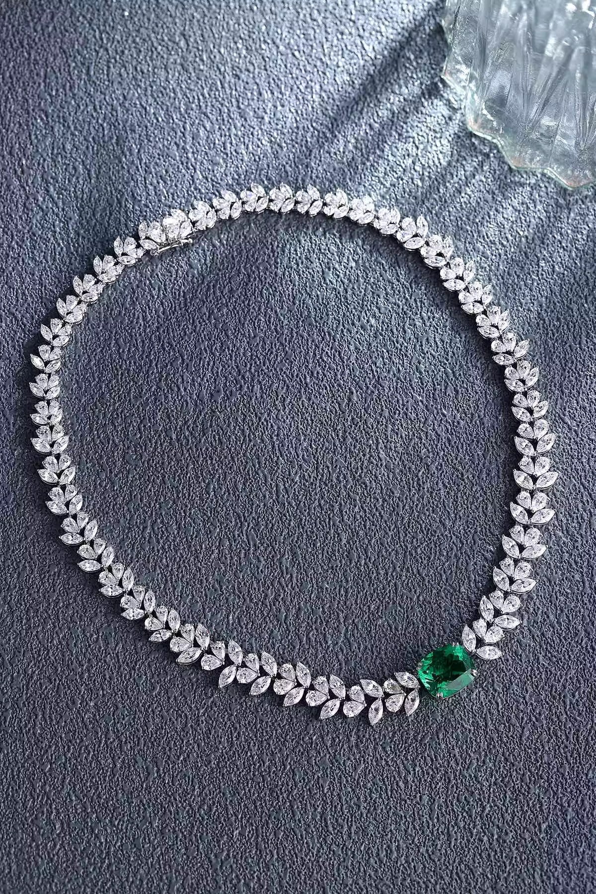 عقد - Mozo Emerald Leaf
