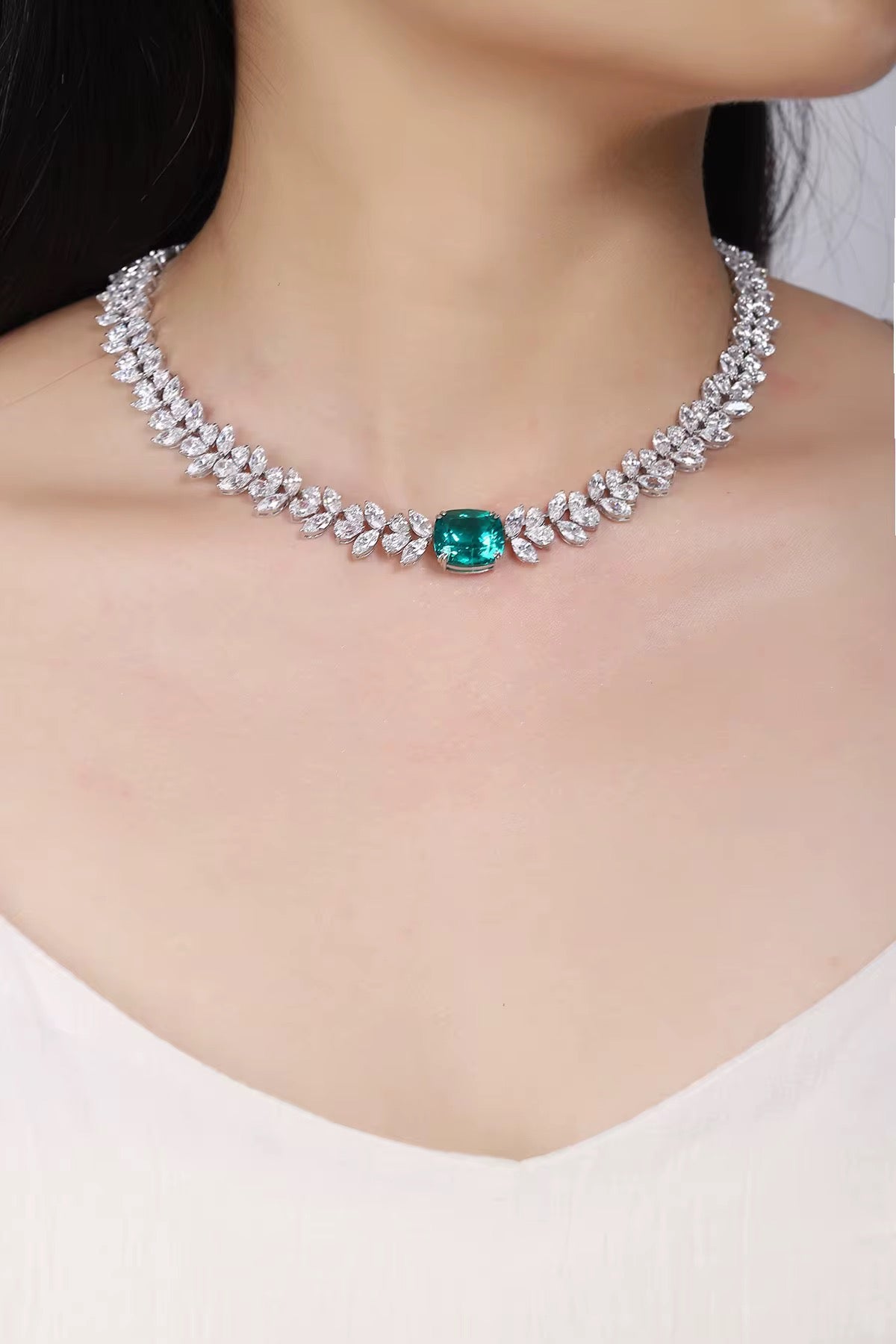 عقد - Mozo Emerald Leaf